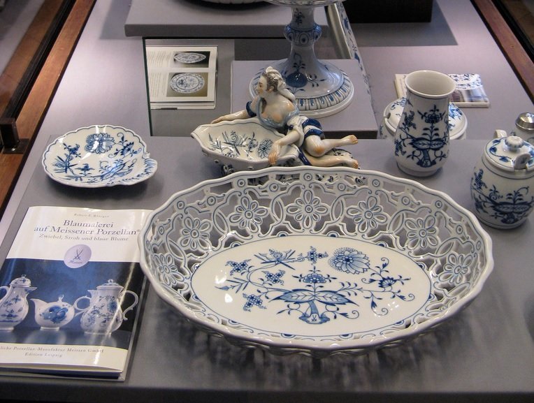 Антикварный фарфор в магазине